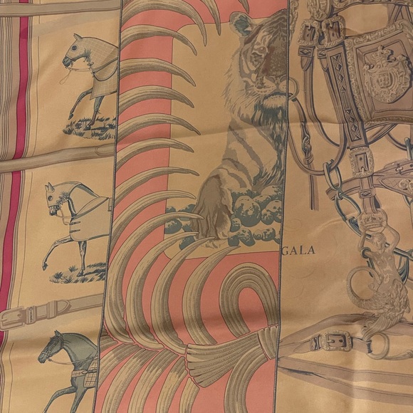 Hermès 90x90 silk scarf with 5 classic heritage patterns combined. - Picture 2 of 7